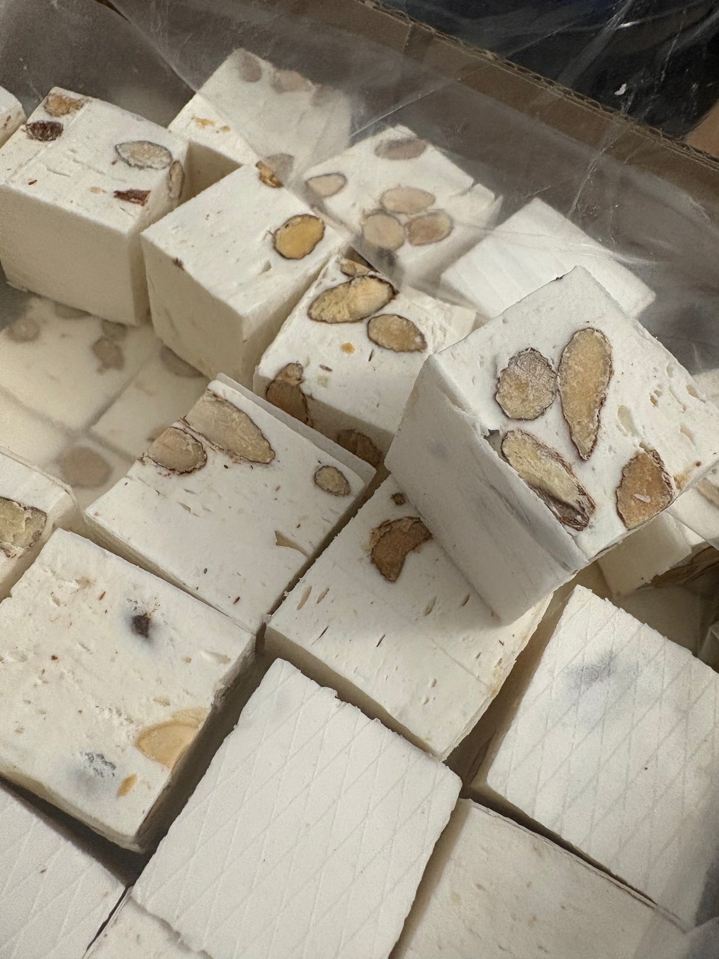 Nougat cube blanc aux amandes (Lot de 4)